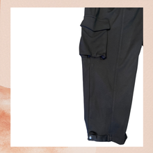 Laden Sie das Bild in den Galerie-Viewer. Marika Black Athletic Cropped Pants (Pre-Loved) Size Medium
