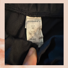 Laden Sie das Bild in den Galerie-Viewer. Marika Black Athletic Cropped Pants (Pre-Loved) Size Medium
