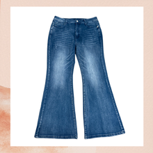 Chargez l'image dans la visionneuse de la galerie, Medium Wash Lightly Distressed Bootcut Flare Jeans NWOT Size 16 Long

