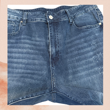 Chargez l'image dans la visionneuse de la galerie, Medium Wash Lightly Distressed Bootcut Flare Jeans NWOT Size 16 Long
