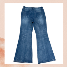 Chargez l'image dans la visionneuse de la galerie, Medium Wash Lightly Distressed Bootcut Flare Jeans NWOT Size 16 Long
