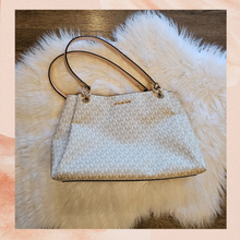 Carregue a imagem no visualizador da Galeria, Michael Kors Trisha Large Vanilla Pebbled Leather Shoulder Bag NWT
