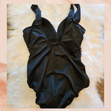 Chargez l&#39;image dans la visionneuse de la galerie, Miraclesuit Black &amp; White Ruched Side One-Piece Swimsuit (Pre-Loved) Size 14
