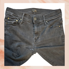 Carregue a imagem no visualizador da Galeria, Mother Black Distressed Mid-Rise Flare Leg Jeans (Pre-Loved) Size 27
