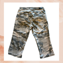 Laden Sie das Bild in den Galerie-Viewer. Natural Reflections Olive &amp; Brown Camo Print Capri Jeans (Pre-Loved) Size 6
