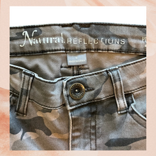 Laden Sie das Bild in den Galerie-Viewer. Natural Reflections Olive &amp; Brown Camo Print Capri Jeans (Pre-Loved) Size 6

