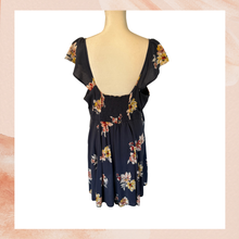 Laden Sie das Bild in den Galerie-Viewer. Navy Floral V-Neck Cut-Out Mini Dress (Pre-Loved) Size XL
