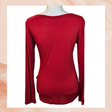 Laden Sie das Bild in den Galerie-Viewer. Necessitees Red Soft Rouched V-Neck Tee (Pre-Loved) Medium
