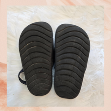 Chargez l&#39;image dans la visionneuse de la galerie, Nike Black Toddler Slide Slingback Sandals (Pre-Loved) Size 9C
