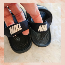 Chargez l&#39;image dans la visionneuse de la galerie, Nike Black Toddler Slide Slingback Sandals (Pre-Loved) Size 9C
