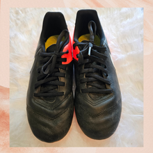 Chargez l&#39;image dans la visionneuse de la galerie, Nike Tiempo Black and Orange Ground Cleats (Pre-Loved) Size 4Y (Girl&#39;s)
