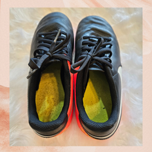 Chargez l&#39;image dans la visionneuse de la galerie, Nike Tiempo Black and Orange Ground Cleats (Pre-Loved) Size 4Y (Girl&#39;s)
