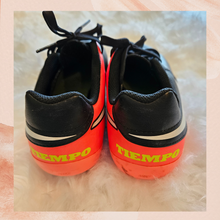 Chargez l&#39;image dans la visionneuse de la galerie, Nike Tiempo Black and Orange Ground Cleats (Pre-Loved) Size 4Y (Girl&#39;s)
