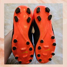 Chargez l&#39;image dans la visionneuse de la galerie, Nike Tiempo Black and Orange Ground Cleats (Pre-Loved) Size 4Y (Girl&#39;s)
