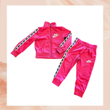 Carregue a imagem no visualizador da Galeria, Nike Toddler Hot Pink 2 Piece Track Sweatsuit (Pre-Loved) 2T
