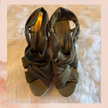 Laden Sie das Bild in den Galerie-Viewer. Nine West Deep Olive Green Soft Fabric Strappy Wedge Espadrilles (Pre-Loved) Size 9M
