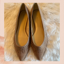 Carica l'immagine nel visualizzatore della galleria, Nine West Light Brown Gem Studded Point Toe Flats (Pre-Loved) Size 9.5M
