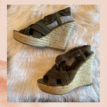 Laden Sie das Bild in den Galerie-Viewer. Nine West Deep Olive Green Soft Fabric Strappy Wedge Espadrilles (Pre-Loved) Size 9M

