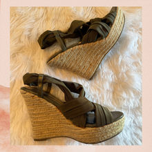 Laden Sie das Bild in den Galerie-Viewer. Nine West Deep Olive Green Soft Fabric Strappy Wedge Espadrilles (Pre-Loved) Size 9M
