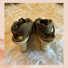 Laden Sie das Bild in den Galerie-Viewer. Nine West Deep Olive Green Soft Fabric Strappy Wedge Espadrilles (Pre-Loved) Size 9M
