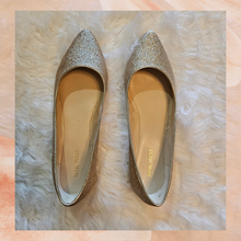 Chargez l&#39;image dans la visionneuse de la galerie, Nine West Gold Glitter Sparkle Ballet Flats (Pre-Loved) Size 9.5
