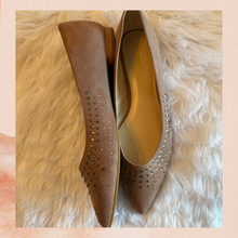 Carica l'immagine nel visualizzatore della galleria, Nine West Light Brown Gem Studded Point Toe Flats (Pre-Loved) Size 9.5M
