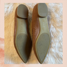 Carica l'immagine nel visualizzatore della galleria, Nine West Light Brown Gem Studded Point Toe Flats (Pre-Loved) Size 9.5M
