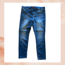 Carregue a imagem no visualizador da Galeria, No Boundaries Dark Wash Skinny Jeggings (Pre-Loved) Size XL (15-17)
