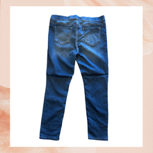 Carregue a imagem no visualizador da Galeria, No Boundaries Dark Wash Skinny Jeggings (Pre-Loved) Size XL (15-17)
