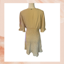 Carregue a imagem no visualizador da Galeria, O'Neill Light Yellow Chevron Print V-Neck Mini Fit and Flare Dress NWT Size XXL
