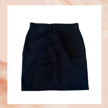 Carregue a imagem no visualizador da Galeria, Old Navy Black Mini Pencil Skirt (Pre-Loved) Size Medium
