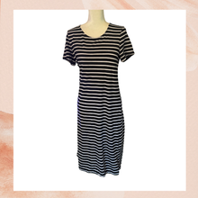 Laden Sie das Bild in den Galerie-Viewer. Old Navy Black &amp; White Striped Short Sleeve T-Shirt Midi Dress (Pre-Loved) Size Medium
