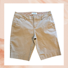 Carregue a imagem no visualizador da Galeria, Old Navy Dark Khaki Chino Bermuda Shorts (Pre-Loved) Size 2
