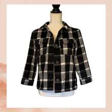 Laden Sie das Bild in den Galerie-Viewer. Old Navy Girls Black &amp; White Check Plaid Flannel Jacket (Pre-Loved) Size Large 10-12
