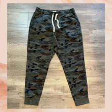 Load image into Gallery viewer, Old Navy Green Camo Jogger Sweatpants (Pre-Loved) Large
