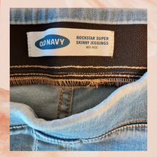 Carregue a imagem no visualizador da Galeria, Old Navy Lightwash Rockstar Skinny Jeggings (Pre-Loved) Size 14
