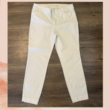 Laden Sie das Bild in den Galerie-Viewer. Old Navy Pixie White Ankle Pants (Pre-Loved) Size 8R
