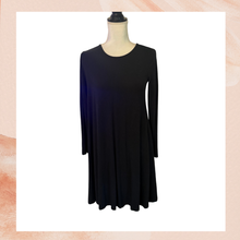 Laden Sie das Bild in den Galerie-Viewer. Old Navy Solid Black Flowy Mini Dress (Pre-Loved) Size Small
