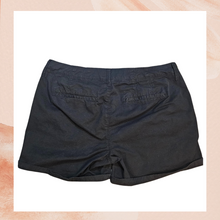 Carregue a imagem no visualizador da Galeria, Old Navy Black Chino Casual Shorts (Pre-Loved) Size 8
