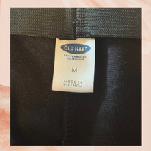 Carregue a imagem no visualizador da Galeria, Old Navy Black Mini Pencil Skirt (Pre-Loved) Size Medium
