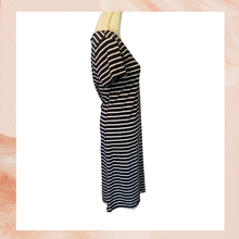 Laden Sie das Bild in den Galerie-Viewer. Old Navy Black &amp; White Striped Short Sleeve T-Shirt Midi Dress (Pre-Loved) Size Medium
