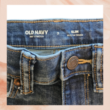 Carregue a imagem no visualizador da Galeria, Old Navy Distressed Slim Fit Jeans (Pre-Loved) Size 7 (Boy&#39;s)
