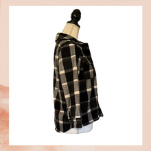 Laden Sie das Bild in den Galerie-Viewer. Old Navy Girls Black &amp; White Check Plaid Flannel Jacket (Pre-Loved) Size Large 10-12
