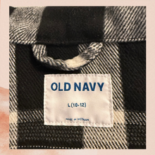 Laden Sie das Bild in den Galerie-Viewer. Old Navy Girls Black &amp; White Check Plaid Flannel Jacket (Pre-Loved) Size Large 10-12
