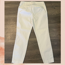 Laden Sie das Bild in den Galerie-Viewer. Old Navy Pixie White Ankle Pants (Pre-Loved) Size 8R
