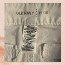 Laden Sie das Bild in den Galerie-Viewer. Old Navy Pixie White Ankle Pants (Pre-Loved) Size 8R
