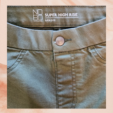 Carregue a imagem no visualizador da Galeria, Olive Green Super High-Rise Skinny Jeggings (Pre-Loved) Small
