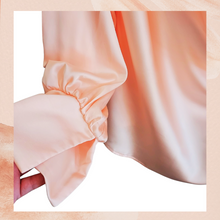 Laden Sie das Bild in den Galerie-Viewer. Peach Pink Satin Cascading Draping Neck Blouse NWOT XL

