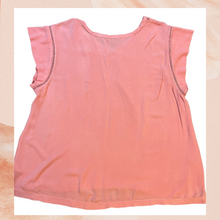 Cargue la imagen en el visor de la galería, Pink Ladder Trim Cap Sleeve Blouse (Pre-Loved) XXL
