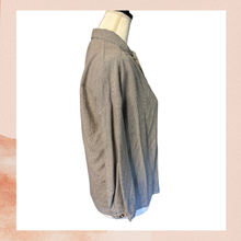 Carregue a imagem no visualizador da Galeria, Polagram Puppytooth 3/4 Sleeve Button-Up Blouse (Pre-Loved) Size Medium
